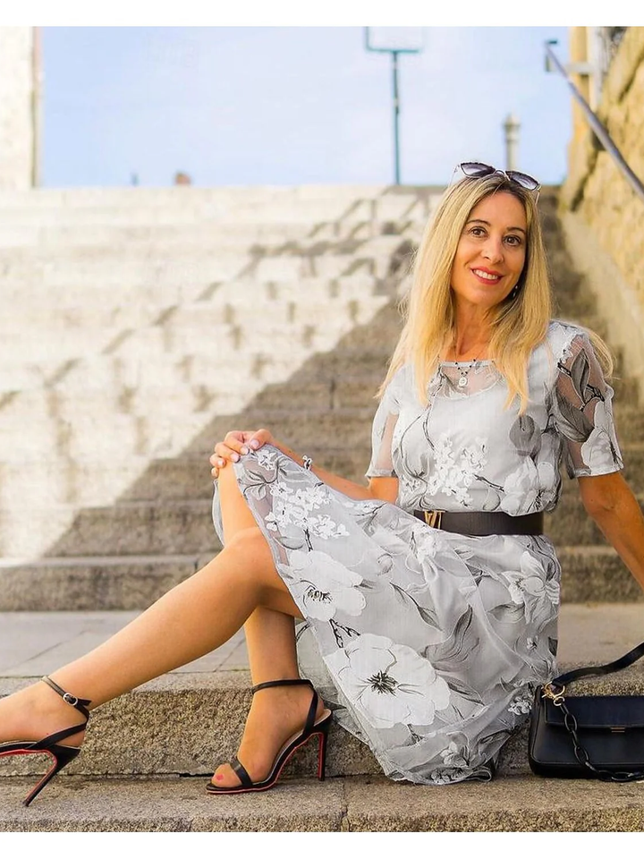 Elegant Midi Dress – Timeless Round Neck Feminine Dress