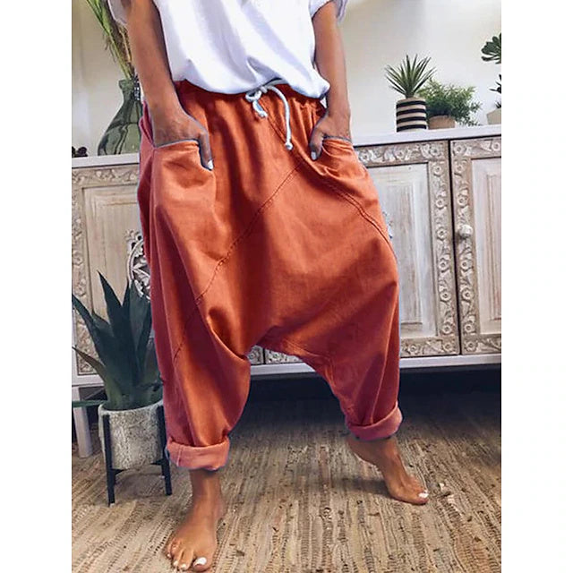 Trendy streetwear look, stretch fabric and loose cut, equipped with side pockets for practicality.