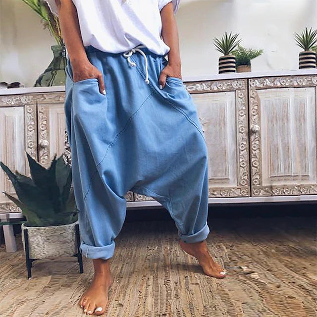 Trendy streetwear look, stretch fabric and loose cut, equipped with side pockets for practicality.