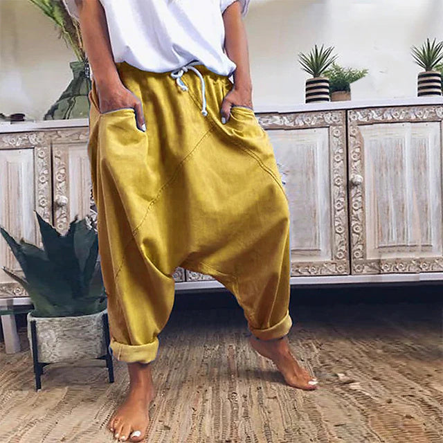 Trendy streetwear look, stretch fabric and loose cut, equipped with side pockets for practicality.